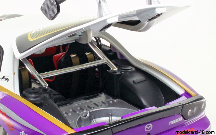 1999 - Mazda RX-7 Jada Toys 1/18 (Белый / Фиолетовый) Багажник / Поднимающиеся фары
