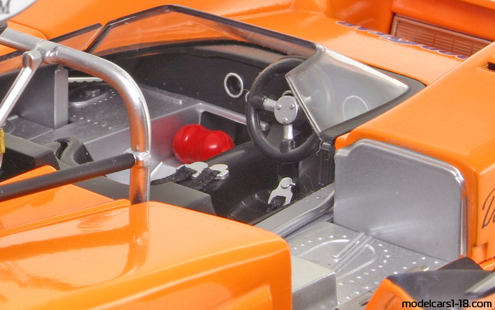 1969 - McLaren M8B High Wing GMP 1/18 (Оранжевый / Серебристый) Интерьер панель приборов