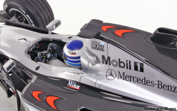 2001 - McLaren Mercedes MP4-16 Minichamps 1/18 (Светло-серебристый / Чёрный) Интерьер панель приборов