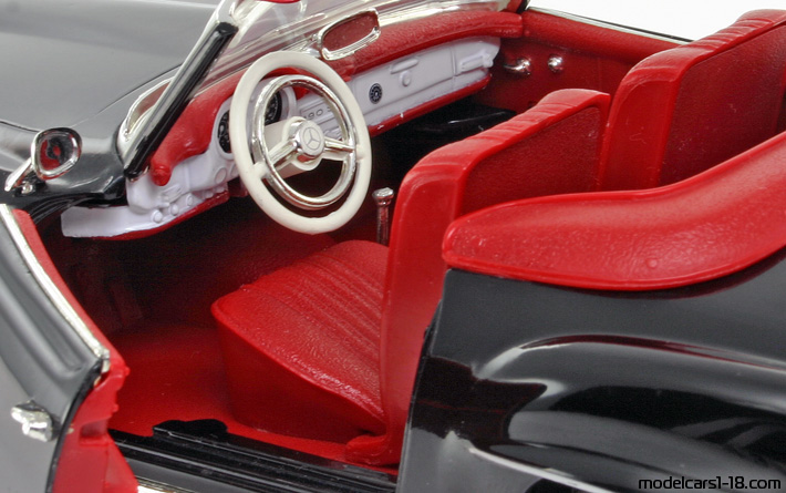 1955 - Mercedes 190 SL (R121) ERTL 1/18 (Чёрный) Интерьер панель приборов
