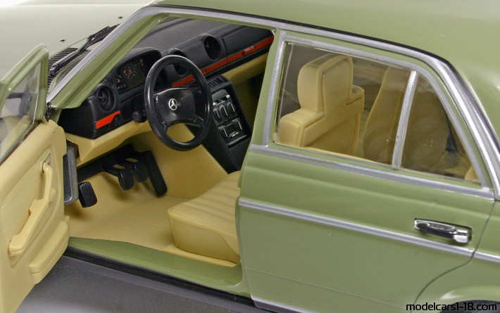 1976 - Mercedes 240 D (W123) Revell 1/18 (Коричневый) Интерьер панель приборов