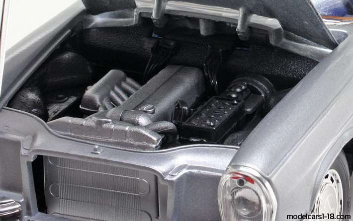 1966 - Mercedes 280 SE (W111) Maisto 1/18 (Серебристый) Двигатель