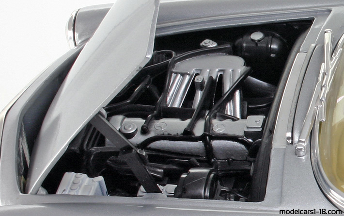 1963 - Mercedes 280 SL (W113) Anson 1/18 (Серебристый) Двигатель