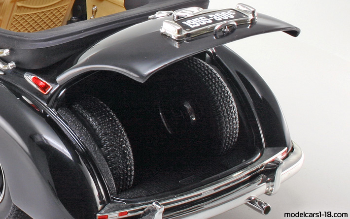 1955 - Mercedes 300 C (W186) Ricko 1/18 (Чёрный) Багажник / Поднимающиеся фары