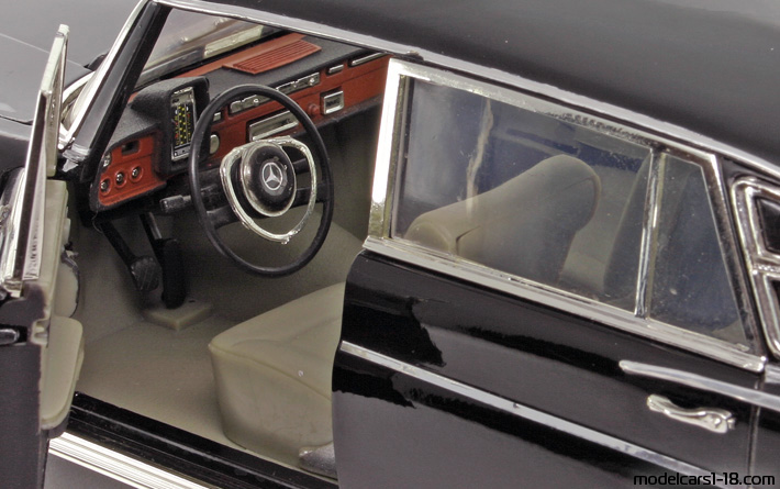 1959 - Mercedes 300 SE (W111) Revell 1/18 (Чёрный) Интерьер панель приборов