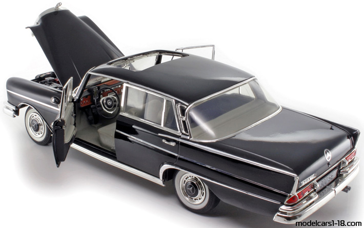 1959 - Mercedes 300 SE (W111) Revell 1/18 (Чёрный) Открывающиеся части