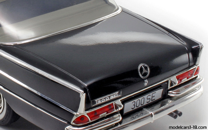 1959 - Mercedes 300 SE (W111) Revell 1/18 (Чёрный) Багажник / Поднимающиеся фары