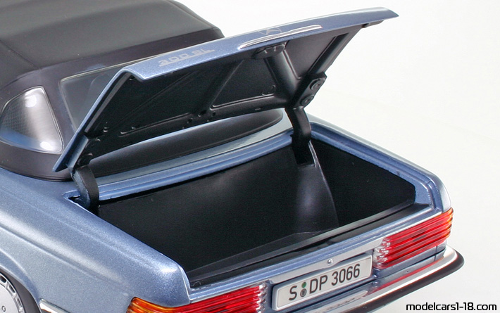 1986 - Mercedes 300 SL (R107) Norev 1/18 (Синий) Багажник / Поднимающиеся фары