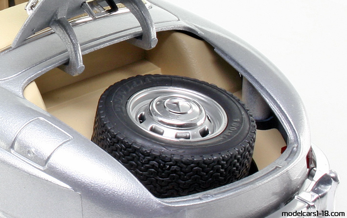 1957 - Mercedes 300 SL (W198) Bburago 1/18 (Серебристый) Багажник / Поднимающиеся фары