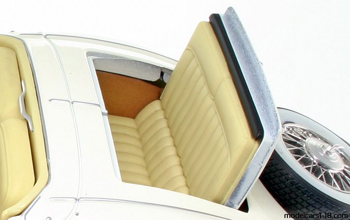 1936 - Mercedes 500 K Specialroadster (W29) Maisto 1/18 (Белый) Багажник / Поднимающиеся фары