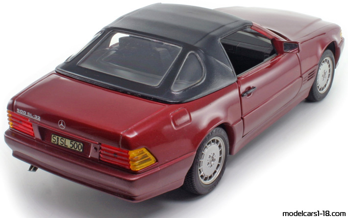 1989 - Mercedes 500 SL (R129) Revell 1/18 (Kрасный / Kрасный) Задняя правая сторона