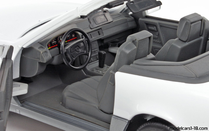 1989 - Mercedes 500 SL (R129) Road Tough 1/18 (Белый / Серый ) Интерьер панель приборов