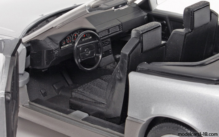 1989 - Mercedes 500 SL (R129) Revell 1/18 (Серебристый / Серый ) Интерьер панель приборов