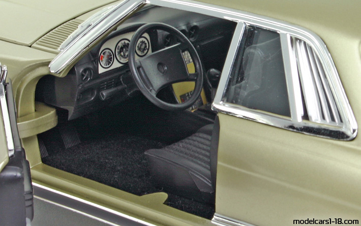 1981 - Mercedes 500 SLC (C107) Ricko 1/18 (Золотой ) Интерьер панель приборов