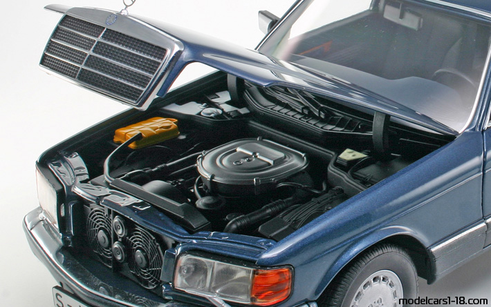 1988 - Mercedes 560 SEL (W126) Norev 1/18 (Kрасный / Серый ) Двигатель