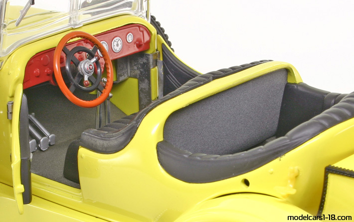 1927 - Mercedes 630 K Ricko 1/18 (Жёлтый) Интерьер панель приборов