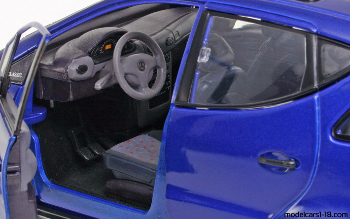 1997 - Mercedes A 140 (W168) Maisto 1/18 (Синий) Интерьер панель приборов