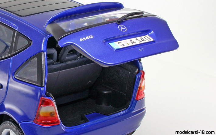 1997 - Mercedes A 140 (W168) Maisto 1/18 (Синий) Багажник / Поднимающиеся фары