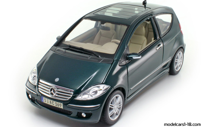2008 - Mercedes A 200 (W169) Maisto 1/18 (Зелёный) Передняя левая сторона