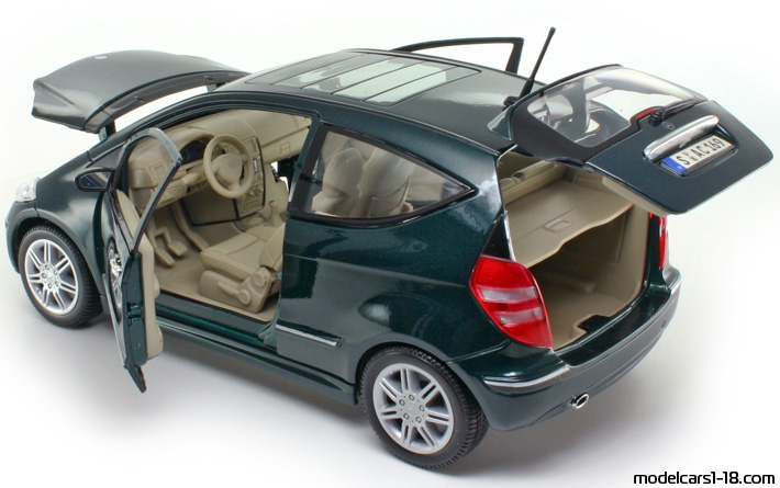 2008 - Mercedes A 200 (W169) Maisto 1/18 (Зелёный) Открывающиеся части