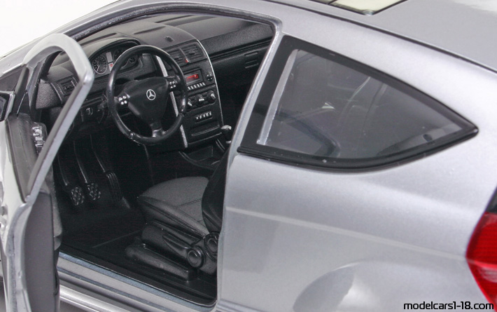 2008 - Mercedes A 200 (W169) Welly 1/18 (Светло-серебристый) Интерьер панель приборов