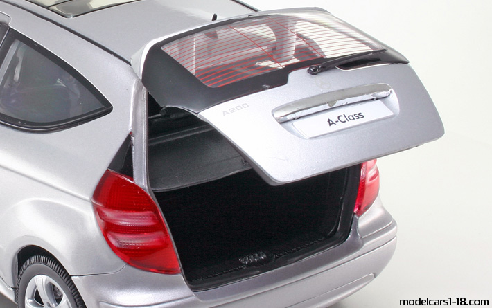 2008 - Mercedes A 200 (W169) Welly 1/18 (Светло-серебристый) Багажник / Поднимающиеся фары