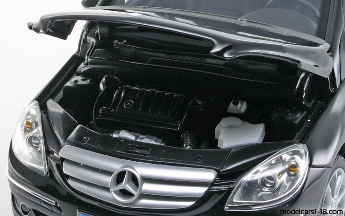 2005 - Mercedes B 200 (W245) Kyosho 1/18 (Чёрный) Двигатель