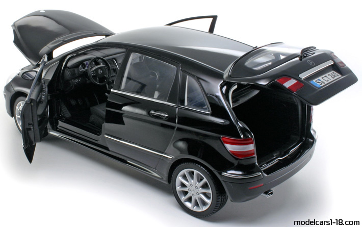 2005 - Mercedes B 200 (W245) Kyosho 1/18 (Чёрный) Открывающиеся части