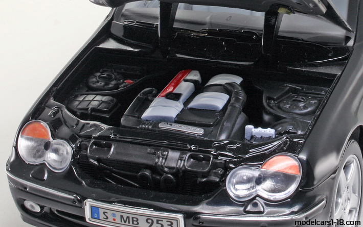 2000 - Mercedes C 320 (W203) Welly 1/18 (Чёрный) Двигатель