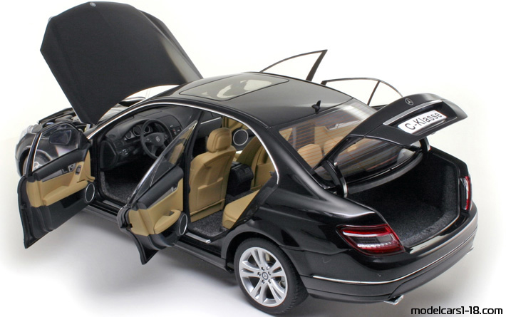 2007 - Mercedes C (W204) AutoArt 1/18 (Чёрный) Открывающиеся части