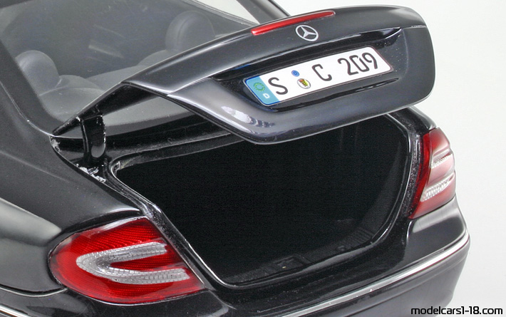 2003 - Mercedes CLK 320 (C209) Kyosho 1/18 (Чёрный) Багажник / Поднимающиеся фары