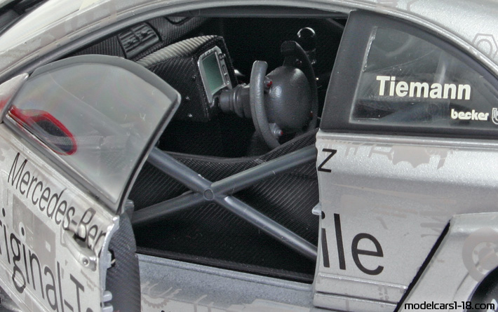 2000 - Mercedes CLK DTM (C208) Maisto 1/18 (Серебристый / Синий) Интерьер панель приборов