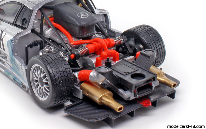 1998 - Mercedes CLK GTR Maisto 1/18 (Серебристый) Двигатель