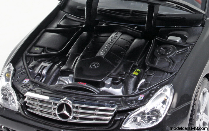 2004 - Mercedes CLS (C219) Maisto 1/18 (Чёрный) Двигатель