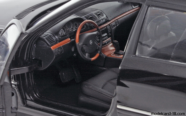 2002 - Mercedes E 320 T (S211) Kyosho 1/18 (Чёрный) Интерьер панель приборов