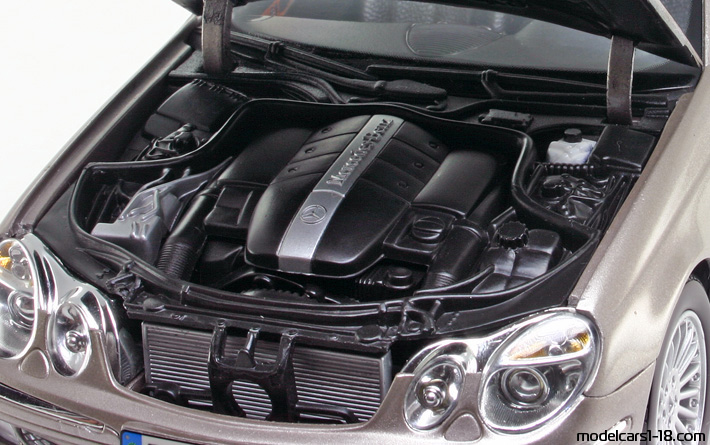 2004 - Mercedes E 320 T (S211) Kyosho 1/18 (Оранжевый) Двигатель