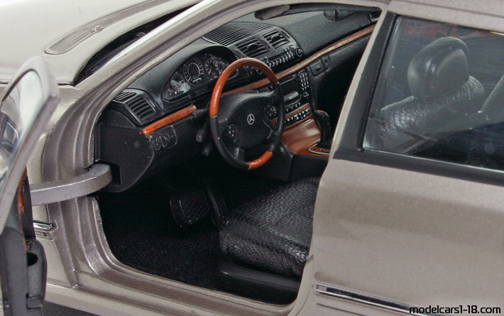 2004 - Mercedes E 320 T (S211) Kyosho 1/18 (Оранжевый) Интерьер панель приборов