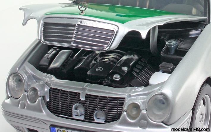 2001 - Mercedes E 320 (W210) Police Sun Star 1/18 (Светло-серебристый / Зелёный) Двигатель
