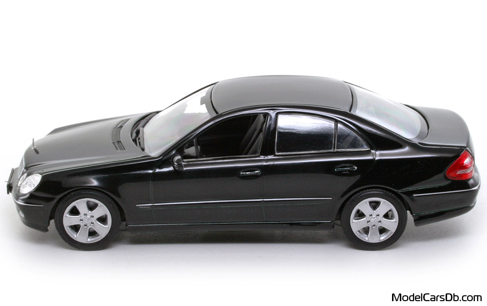 2002 - Mercedes E 320 (W211) Minichamps 1/43 (Синий) Сторона