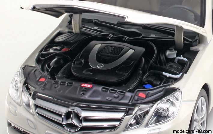 2010 - Mercedes E 350 Coupe (C207) Norev 1/18 (Белый) Двигатель