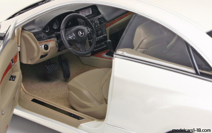 2010 - Mercedes E 350 Coupe (C207) Norev 1/18 (Белый) Интерьер панель приборов