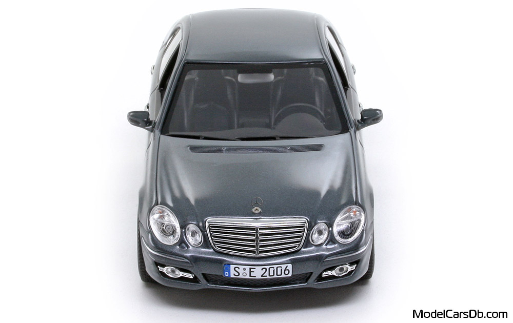 2006 - Mercedes E 350 (W211) Minichamps 1/43 (Чёрный) Спереди