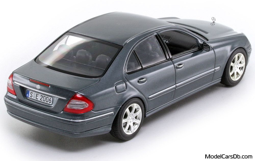 2006 - Mercedes E 350 (W211) Minichamps 1/43 (Чёрный) Задняя правая сторона