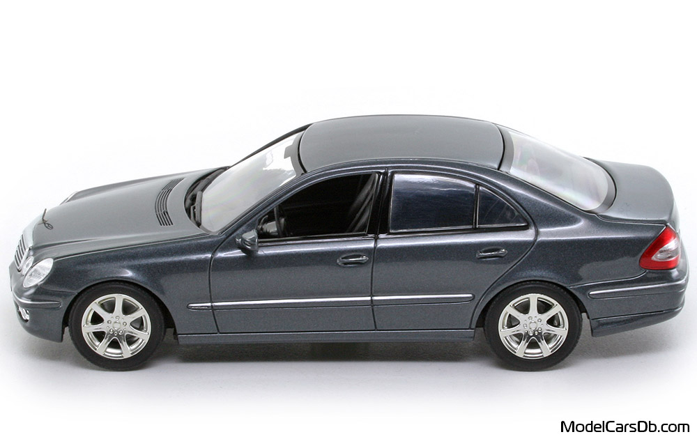 2006 - Mercedes E 350 (W211) Minichamps 1/43 (Чёрный) Сторона