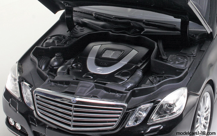 2009 - Mercedes E (W212) Minichamps 1/18 (Чёрный) Двигатель