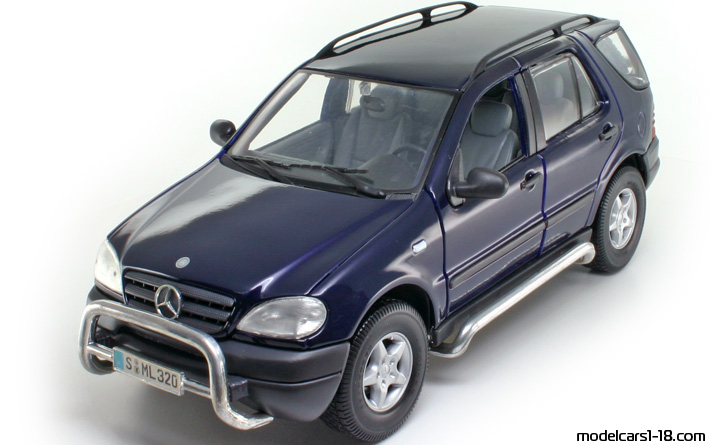 1997 - Mercedes ML 320 (W163) Maisto 1/18 (Серебристый) Передняя левая сторона