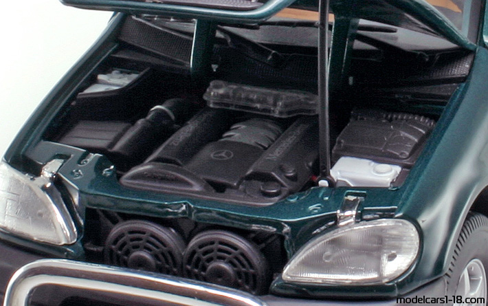 1997 - Mercedes ML 320 (W163) Maisto 1/18 (Зелёный) Двигатель