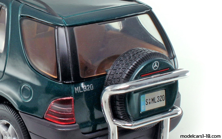 1997 - Mercedes ML 320 (W163) Maisto 1/18 (Зелёный) Багажник / Поднимающиеся фары