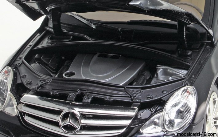 2005 - Mercedes R 350 (W251) Minichamps 1/18 (Чёрный) Двигатель