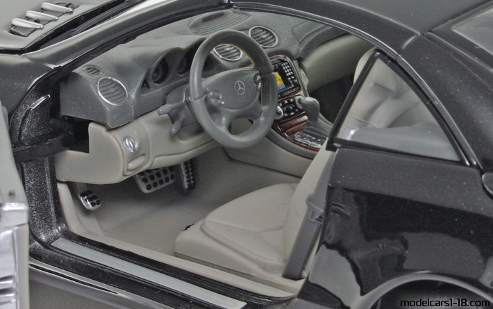 2001 - Mercedes SL 500 (R230) Maisto 1/18 (Чёрный) Интерьер панель приборов